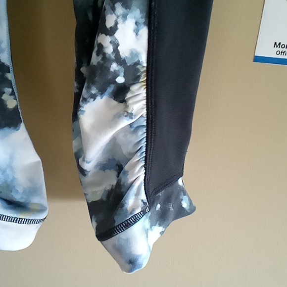 Lululemon Work Out Pants ..3/4 length - Picture 3 of 5